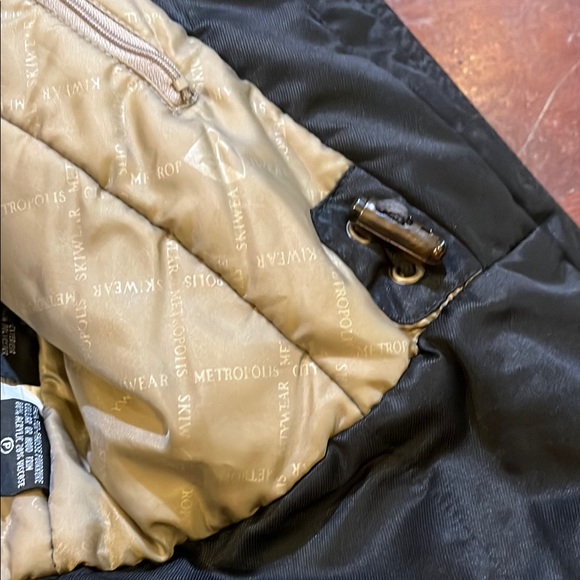 Metropolis Ski Snow Jacket with Hood and Durable Material - Picture 8 of 14